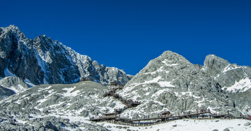 险峻的雪山