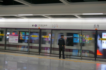 深圳地铁11号线后海站保安