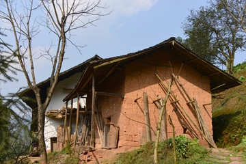 贵州山区乡村干打垒土墙房子
