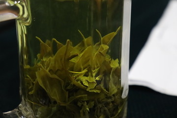 泡开的绿茶