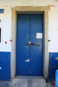 老房子蓝色中式大门