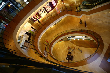 购物中心内景电梯