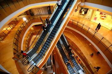 购物中心内景电梯