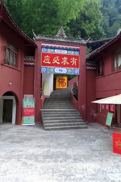 寺庙红墙山门
