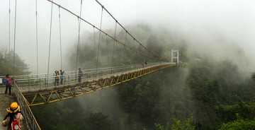 雨雾中的庐山吊桥