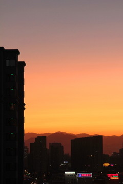 日暮中的北京西山美景