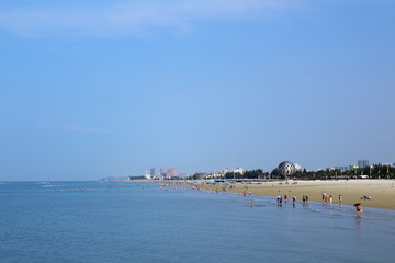 沙滩碧海蓝天游客