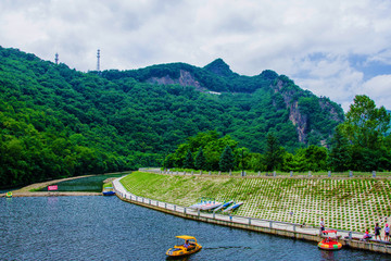 本溪关山湖下游河岸与山峰植被