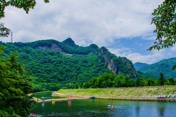 本溪关山湖下游河道河岸与群山