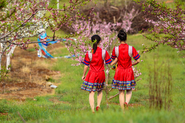 中国连州瑶族少女与桃花