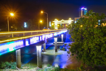 越南老街口岸界桥夜景