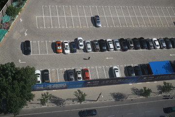 俯视城市停车场