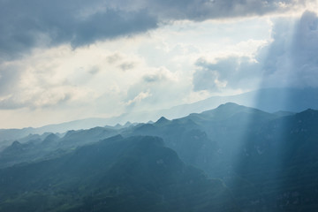 崇山峻岭