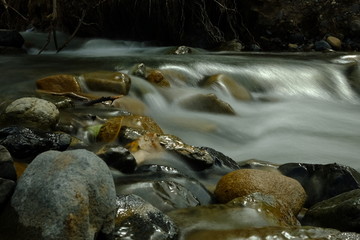 溪流与石头