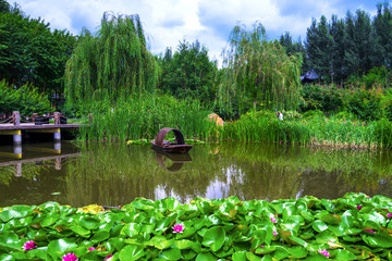 绿树湖水园林