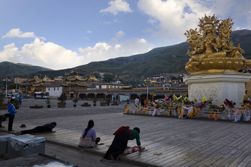 隆务寺朝拜