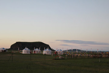 草原黄昏下的蒙古包大营