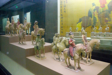 唐昭陵彩绘骑马俑群