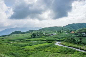 山地溪水