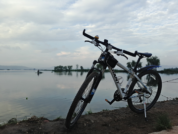 湖畔自行车