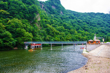 本溪关山湖琉璃桥与河流山峰