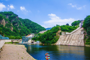 关山湖水库水坝与高空玻璃漂流