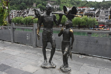 大人与孩子铜像