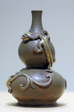 宣德款双螭铜葫芦瓶