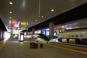 重庆北站站台停靠的和谐号动车