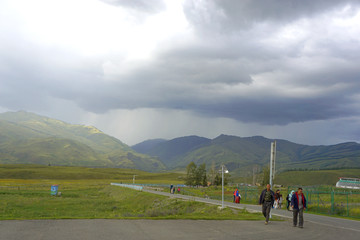 通往新疆白哈巴村的公路