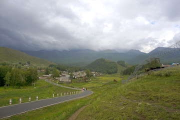 通往新疆白哈巴村的公路