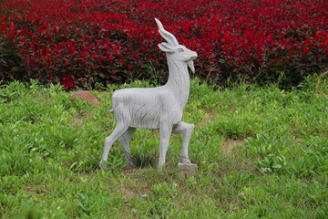 草地里的公山羊雕像