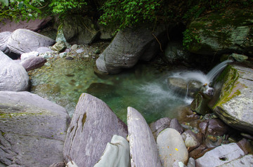 峡谷河流