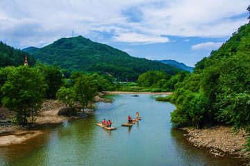 本溪关山湖河道下游与竹筏山峰