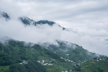 青山和云雾