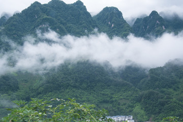 青山和云雾