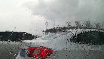 下雨的车窗外