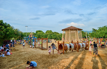 儿童公园沙池玩耍