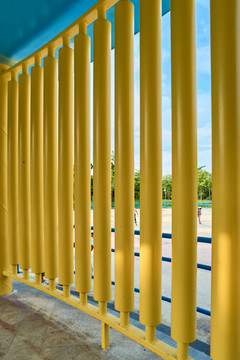 黄色栏杆