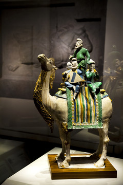 三彩釉陶骆驼载乐俑