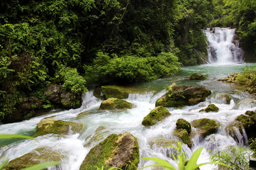 山涧瀑布溪水