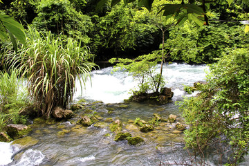 山间溪流