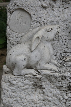 兔子十二生肖石雕像