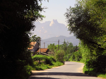 村路中的远山