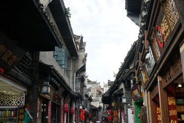 凤凰古域小巷边的建筑