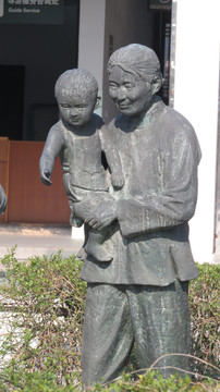 老人与小孩雕塑