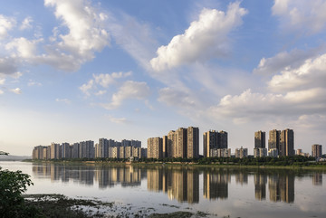 岷江晚霞大桥城市倒影