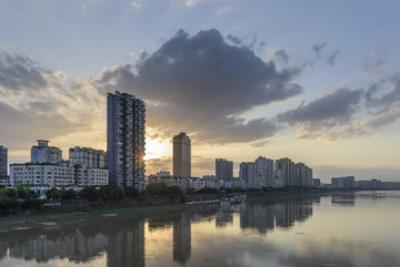云彩天空河流城市背景