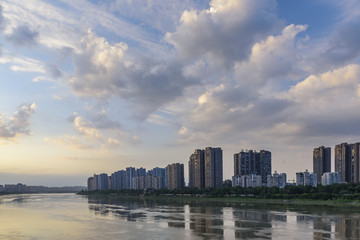 云彩天空河流城市背景