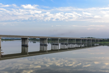 云彩天空河流公路大桥背景